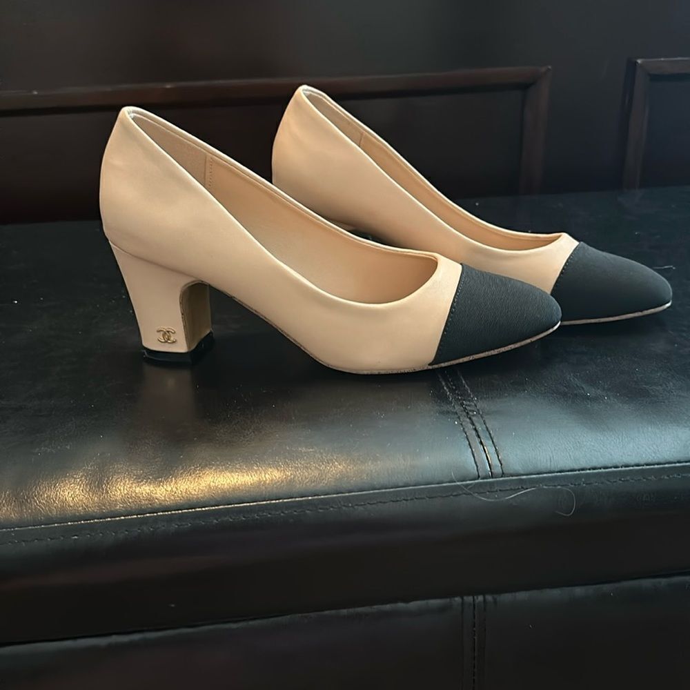 Beige and Black Two-Tone Block Heel Pumps “Chanel” style